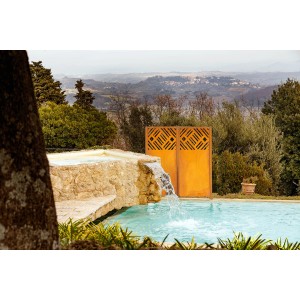 Eleo Sichtschutz Amato aus Cortenstahl im Garten mit Pool und Wasserfall.