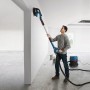 Mann schleift Wand mit Bosch Professional Trockenbauschleifer GTR 55-225. Inkl. Koffer.