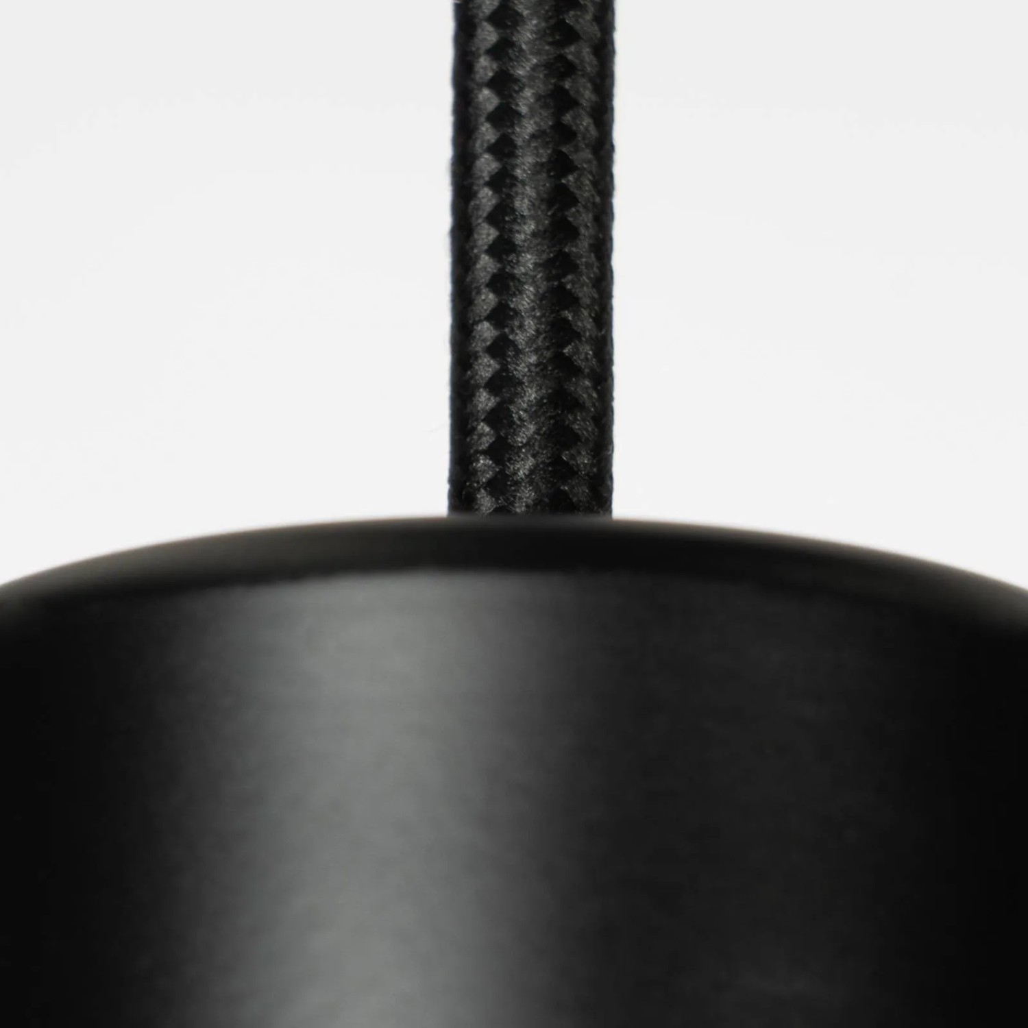 Detailaufnahme: Schwarze Lindby Pendelleuchte Fipas aus Metall, 4-flammig, E27 Fassung.