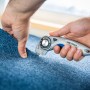 LUX Universalmesser Comfort schneidet blauen Teppich. Vielseitiges Messer mit Klingendepot.