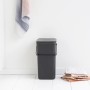 Brabantia Abfallbehälter Sort & Go, 16 l, Grau, mit Deckel und Wandhalterung.