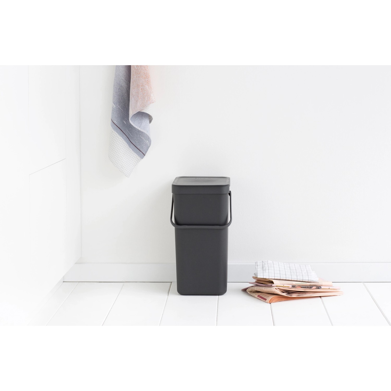 Brabantia Abfallbehälter Sort & Go, 16 l, Grau, mit Deckel und Wandhalterung.