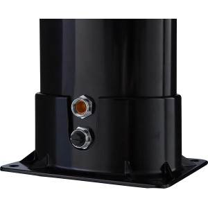 Detailaufnahme der schwarzen Solar-Außendusche mit Anschlüssen und Bodenplatte.