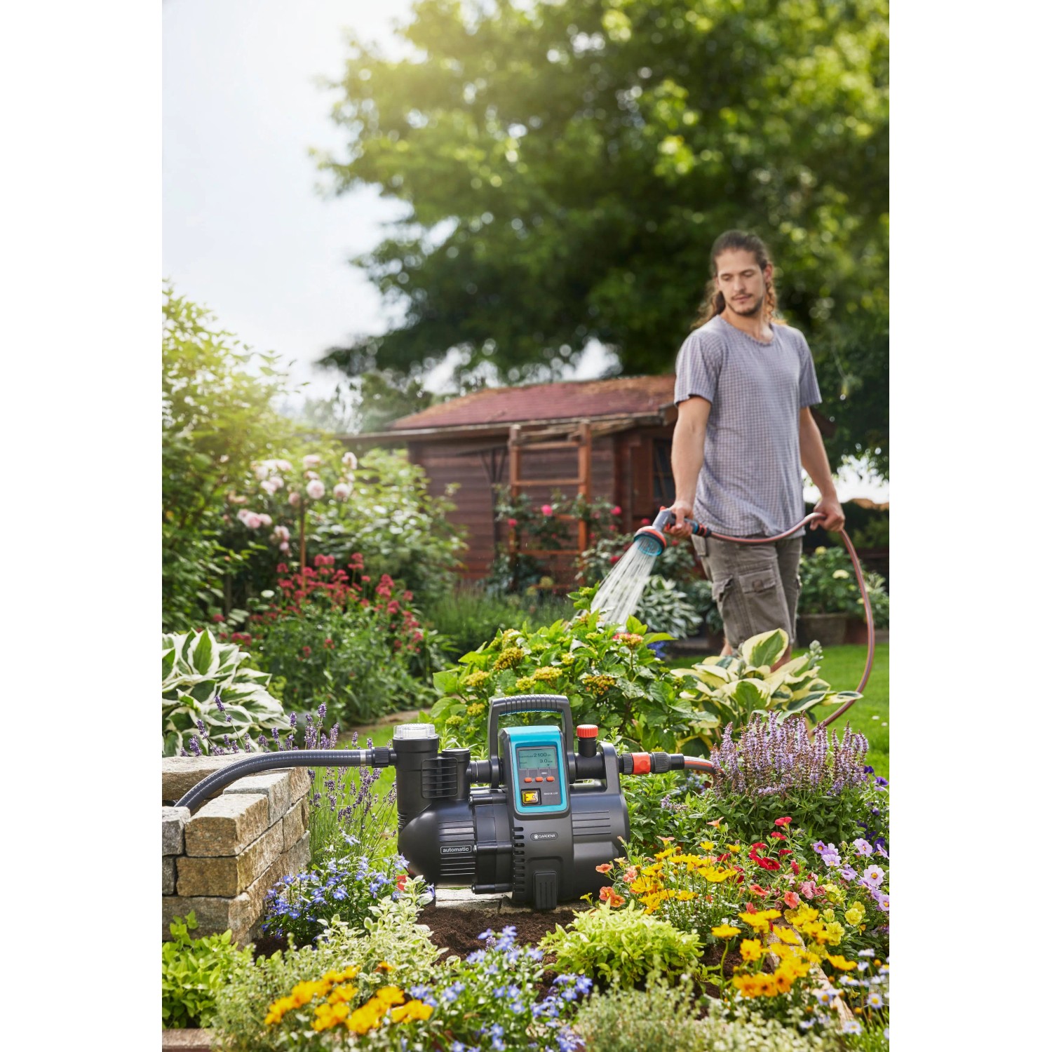 Gardena Garten- und Hauswasserautomat 5000/5 LCD im Einsatz zur Gartenbewässerung.