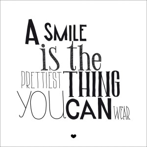 Dekopanel mit dem Spruch: A Smile is the Prettiest Thing You Can Wear. Wandbild für Wohnraum.