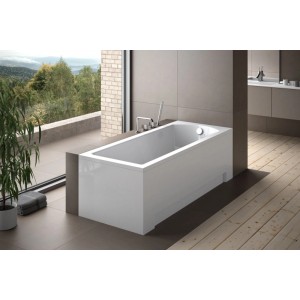 Weiße rechteckige Acryl-Badewanne SHEA 180x80 mit Chromarmatur und Ablauf in modernem Bad mit Ausblick.