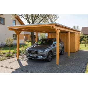 Skan Holz Carport Emsland aus hellem Leimholz mit Flachdach, Stahlplatten und integriertem Abstellraum. Ein Auto steht darunter.
