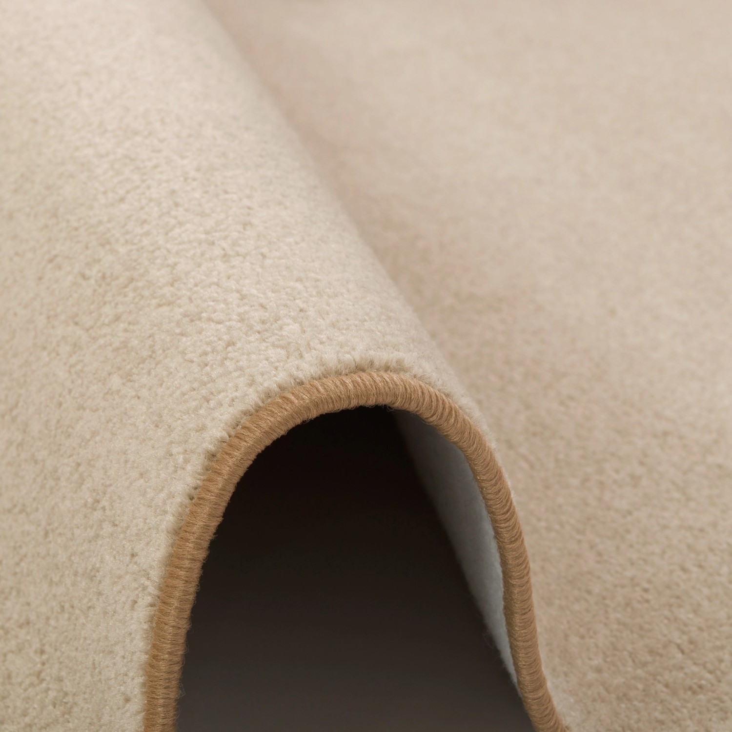 Detailaufnahme: Beiger Snapstyle Trend Velours Teppich Joy, Kurzflorteppich mit Kettelung.