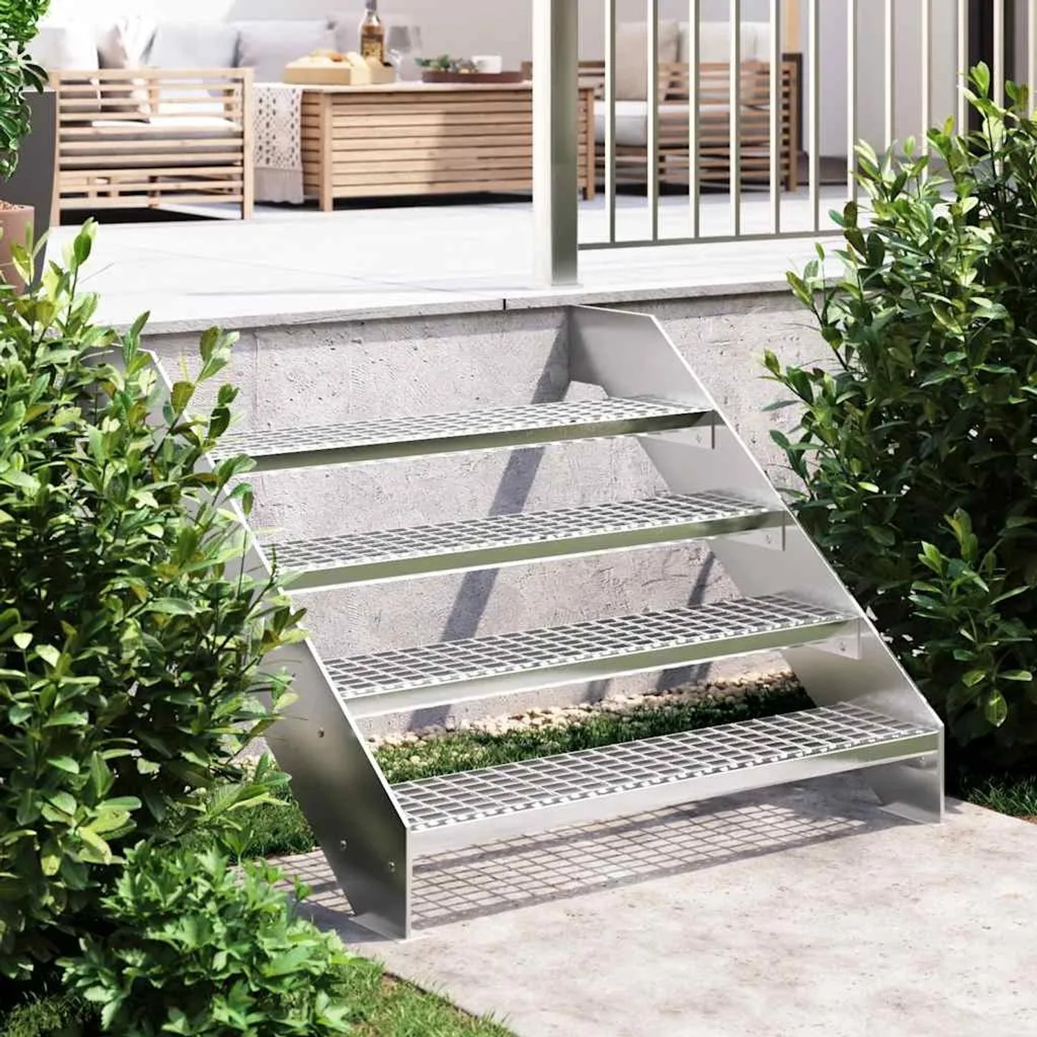 Silberne Gitterroststufe aus verzinktem Stahl als rutschfeste Außentreppe zum Garten oder Terrasse.