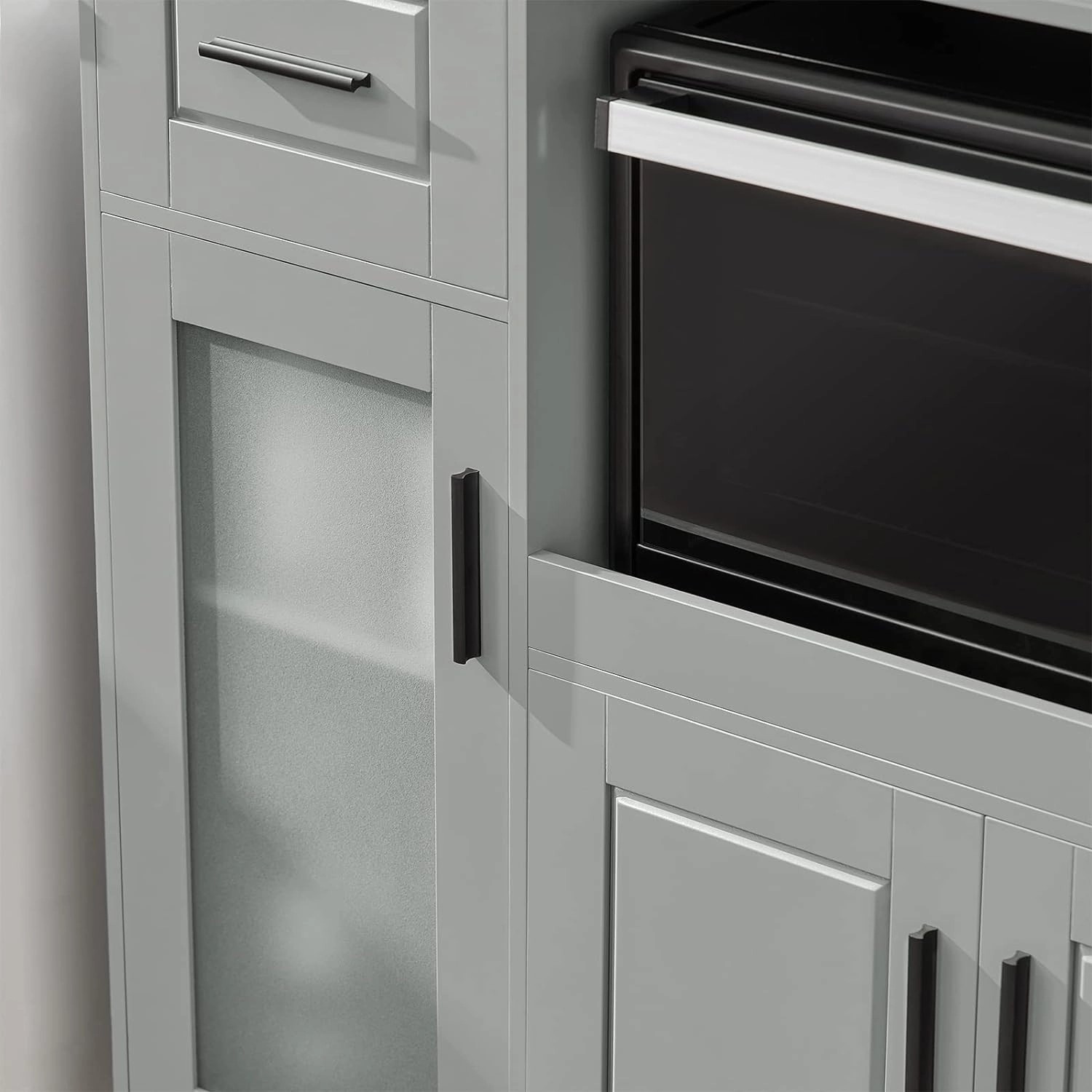 Graues SoBuy Sideboard FSB78-HG mit Rollen, Glastür, Schublade und Mikrowellenfach.