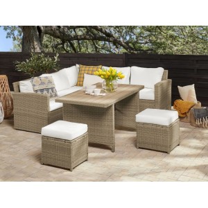 Beliani Lounge Set BARDI, weiß/braun, bestehend aus Ecksofa, Tisch und Hockern. Gartenmöbel aus Polyrattan mit weißen Polstern.