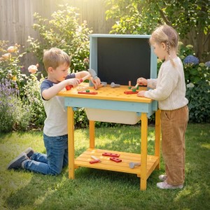 Kinder spielen mit der Joyz Werkbank aus Holz (gelb/türkis) im Garten. Inkl. Werkzeug.