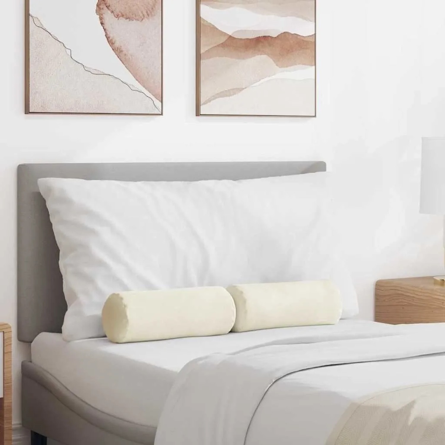 Zwei cremefarbene, zylindrische vidaXL Bolsterkissen aus weichem Cordstoff auf einem Bett. Ideal als Dekokissen.