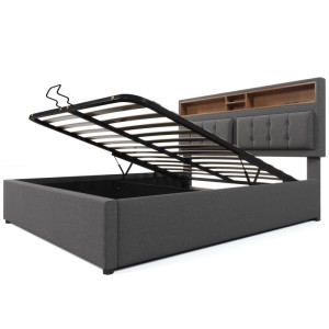 Graues Polsterbett 160x200 mit Bettkasten, Lattenrost hochgeklappt, Kopfteil mit USB-Ladefunktion und Ablage.