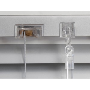 Detailaufnahme der silbernen Aluminium Jalousie Burgos mit Bedienelementen.