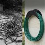Relaxdays Schlauchhalter: Links unordentlicher Schlauch, rechts ordentlich auf schwarzem Wandhalter mit Kantenschutz.