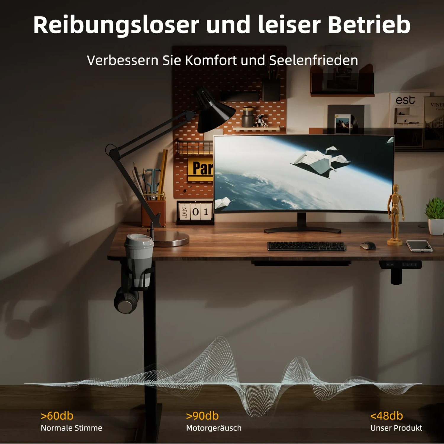 Elektrisch höhenverstellbarer Schreibtisch 120x60cm mit Tischlampe, Monitor und Zubehör.