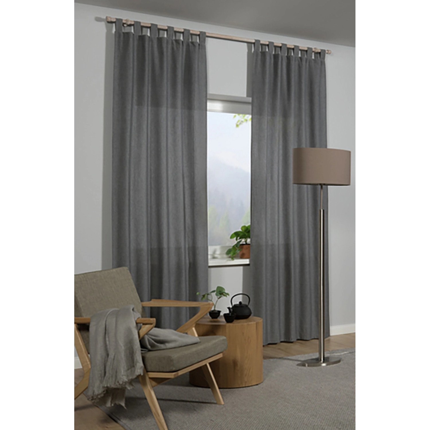 Gardinia Gardinenstangen-Set Shorty Eiche gekälkt, 200 cm, mit grauen Vorhängen im Wohnraum.