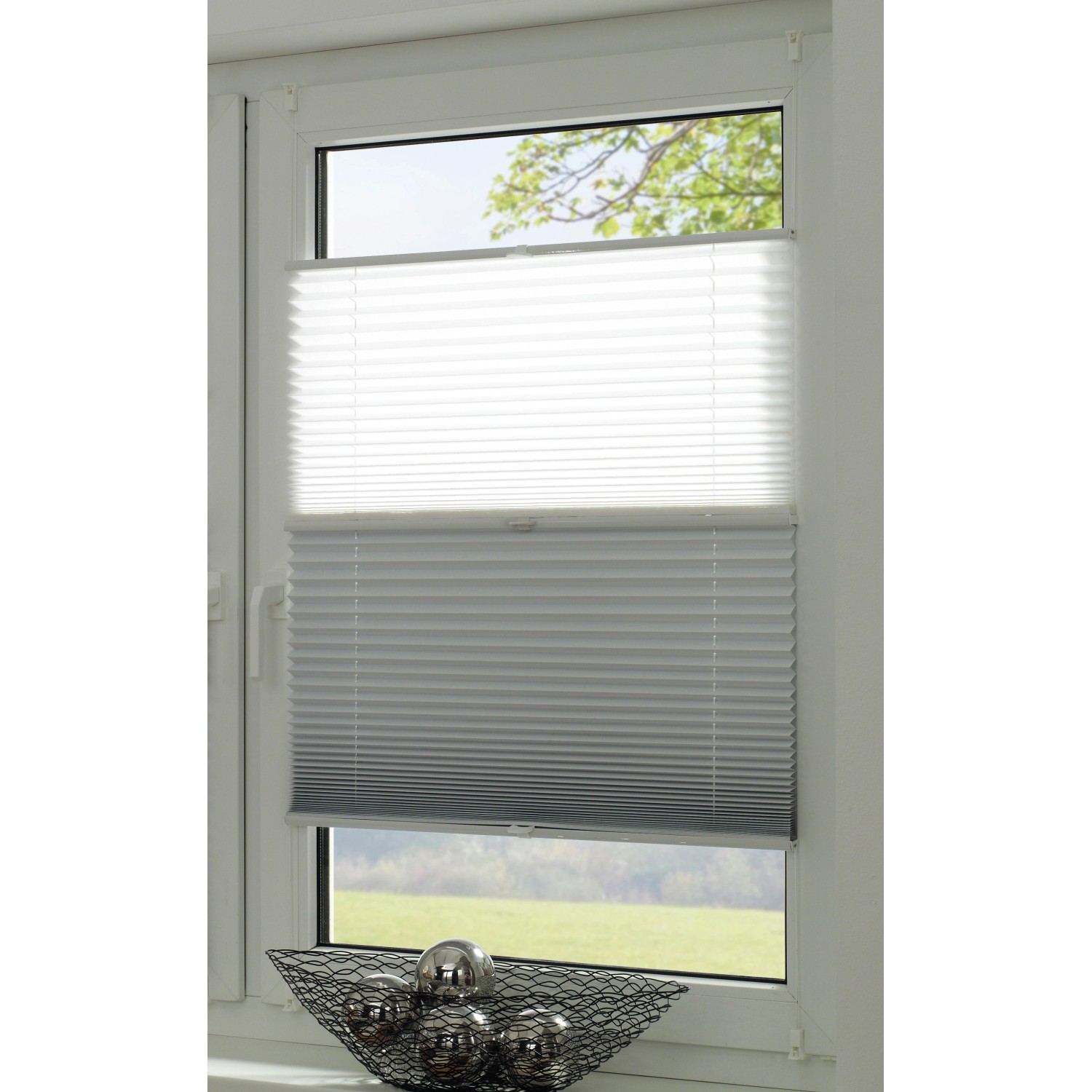 Gardinia Easy Fix Plissee Tag und Nacht, weiß, 40x130 cm am Fenster montiert.