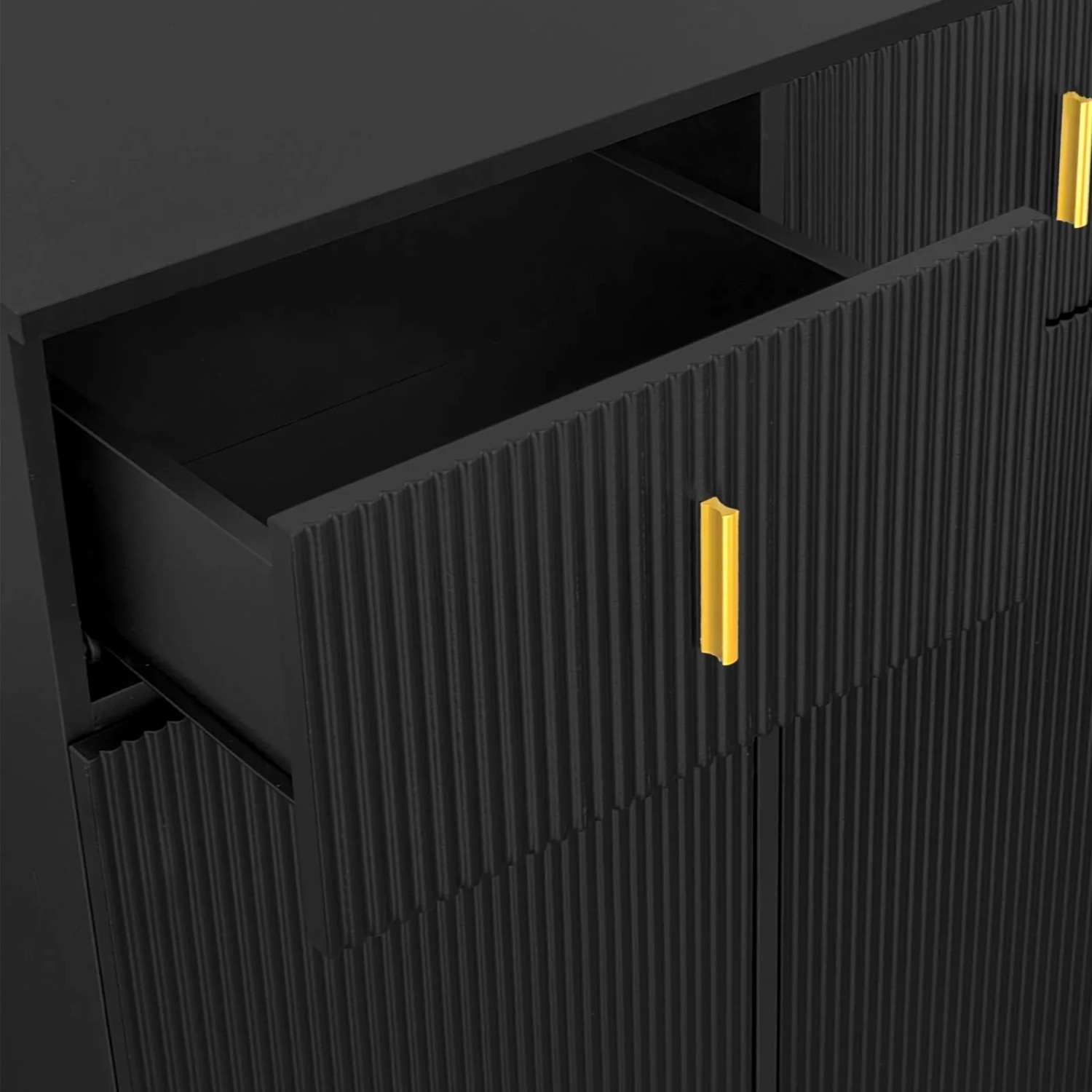 Schwarzes Sideboard/Schuhschrank mit strukturierter Front, goldfarbenen Griffen und geöffneter Schublade. Modernes, elegantes Möbelstück.