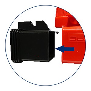 Detailaufnahme: Batteriewechsel der Schake Bakenleuchte PowerNox, seitlicher Batteriekasten.