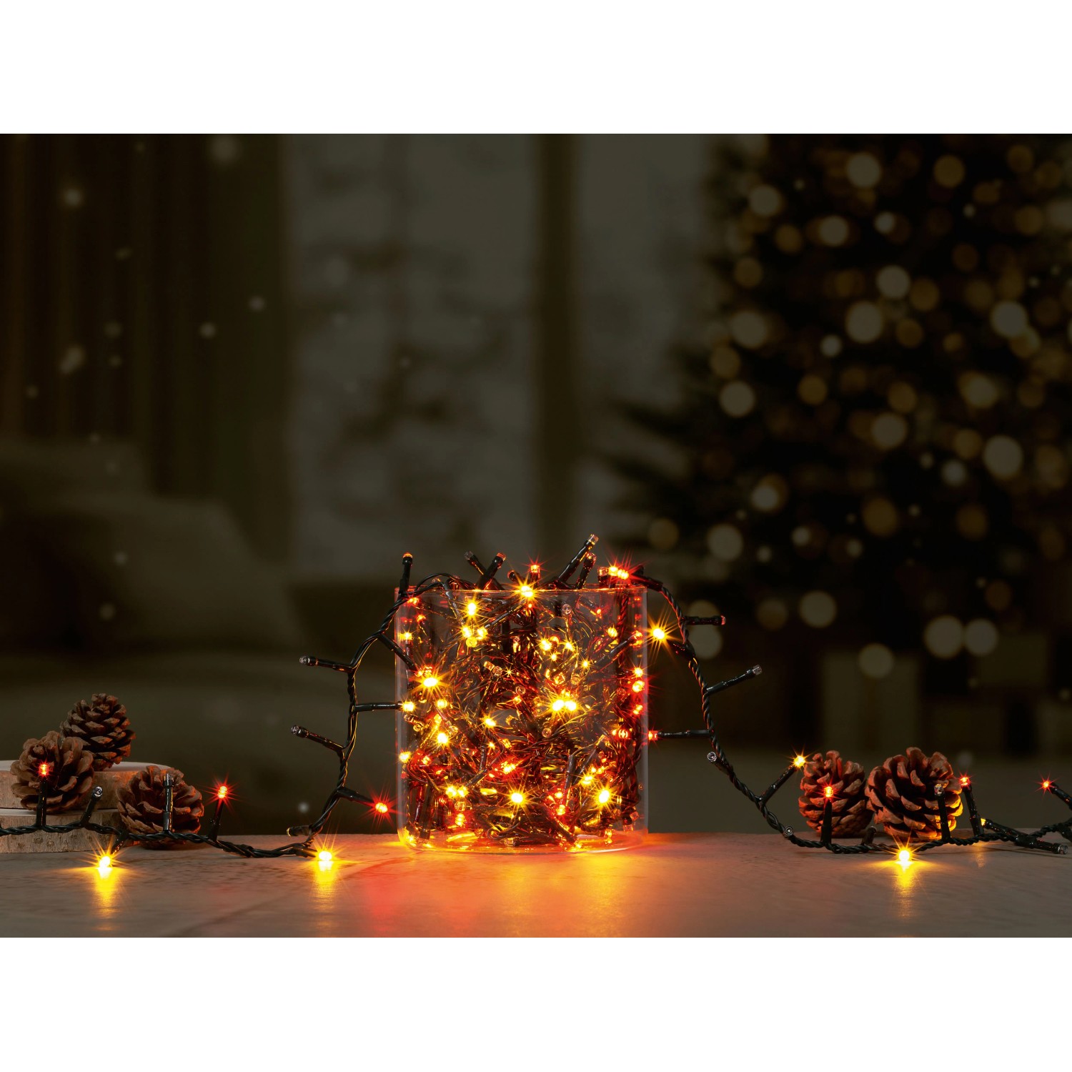 OBI Lichterkette Außen 400 Multicolor LEDs in Glasvase auf Holz, Tannenzapfen, festliche Stimmung.