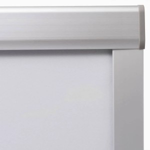 Detailansicht des weißen vidaXL Verdunkelungsrollos 102 für Velux Fenster.