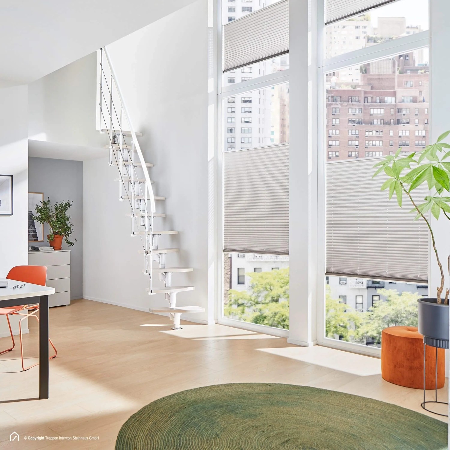 Intercon Raumspartreppe Alpha mit 11 weißen Buchenstufen und Polar-Weiß Metallgeländer. Moderne Innentreppe in hellem Raum.