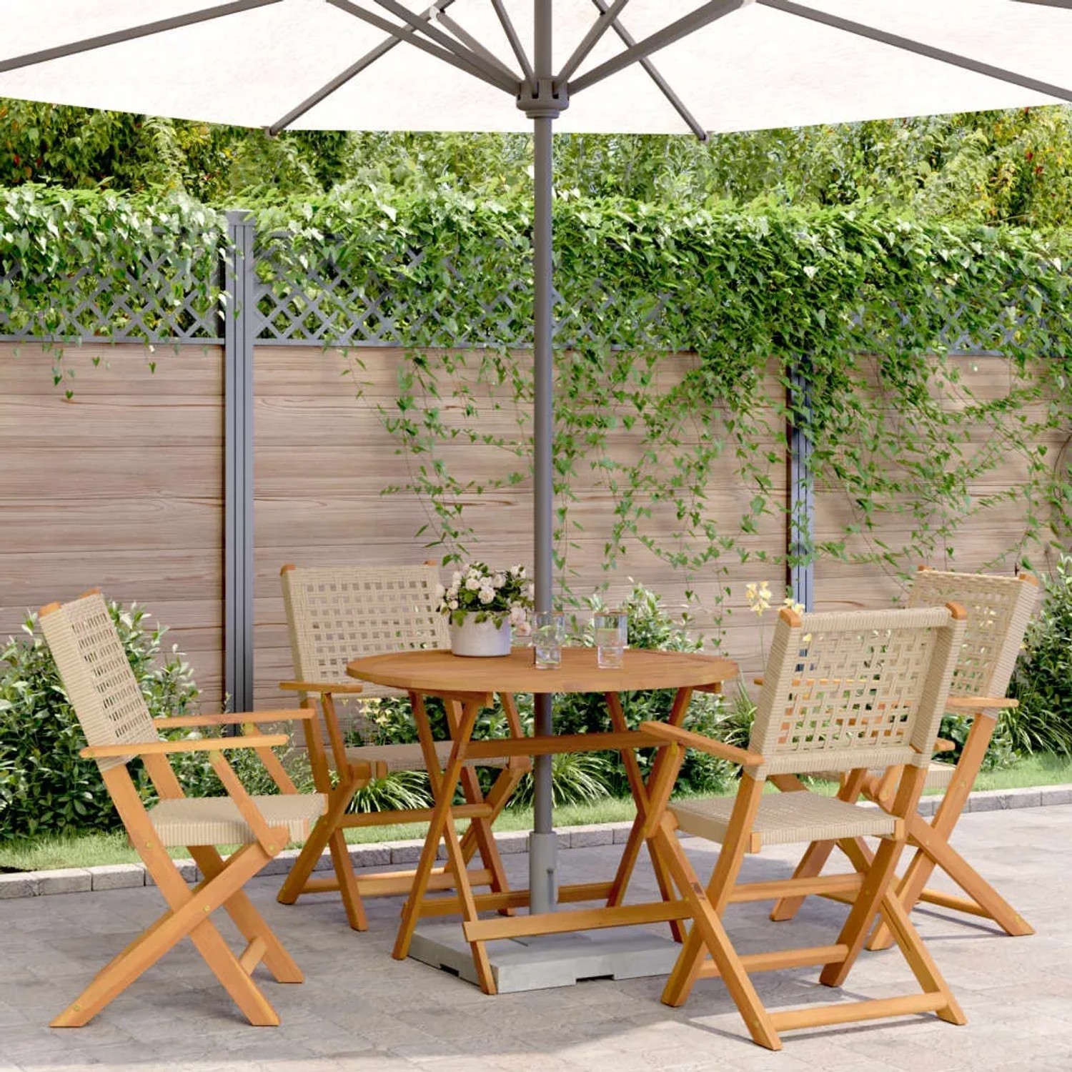 5-teilige Garten-Essgruppe aus Akazienholz und Rattan unter Sonnenschirm im Garten.