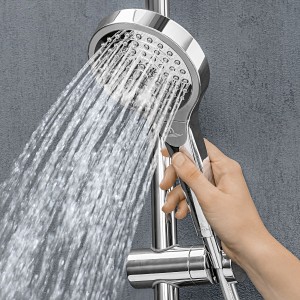 Villeroy & Boch Duschsystem Verve Showers Chrom mit Handbrause im Einsatz.