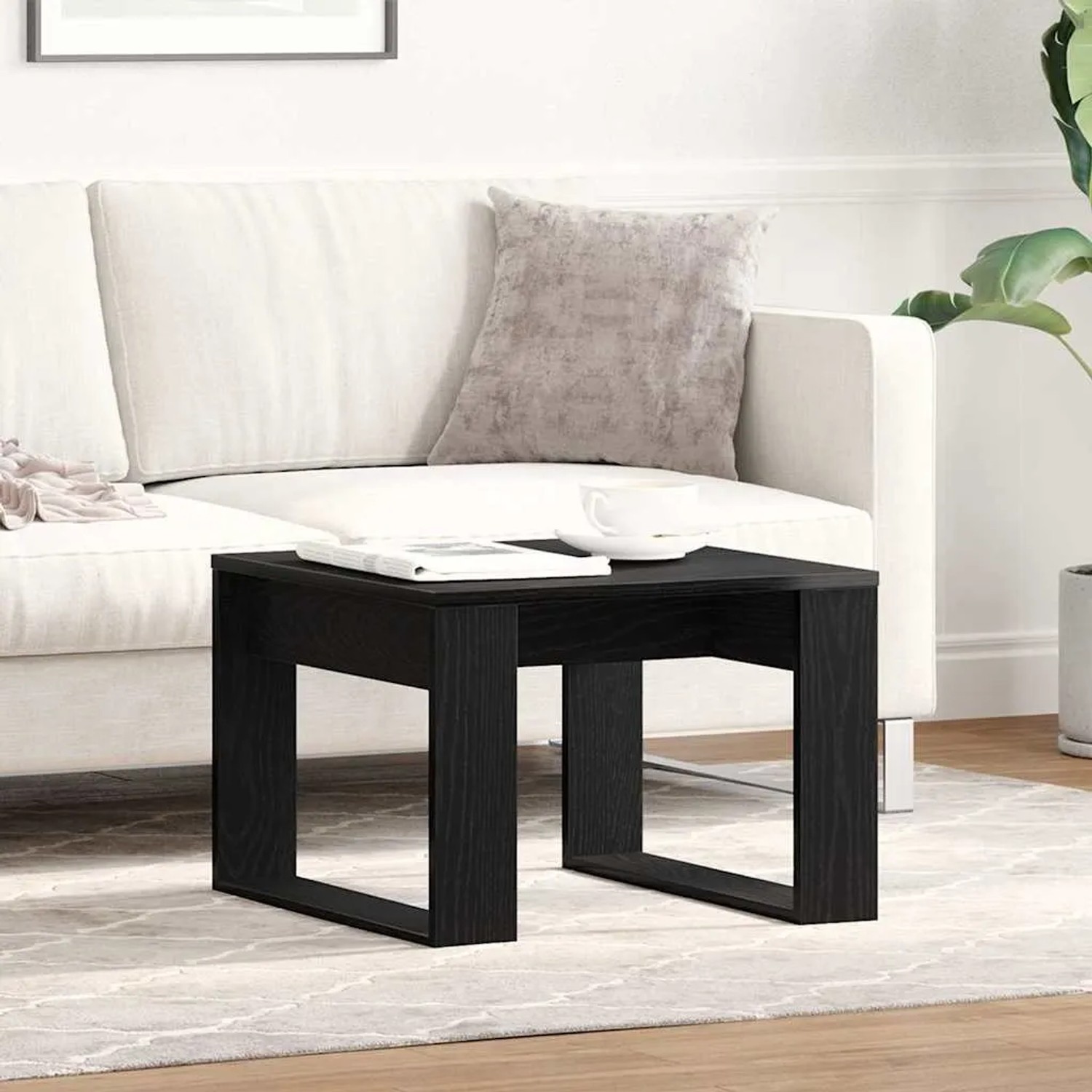 Schwarzer Couchtisch in Eichen-Optik, quadratisch, aus Holzwerkstoff, im Wohnzimmer.