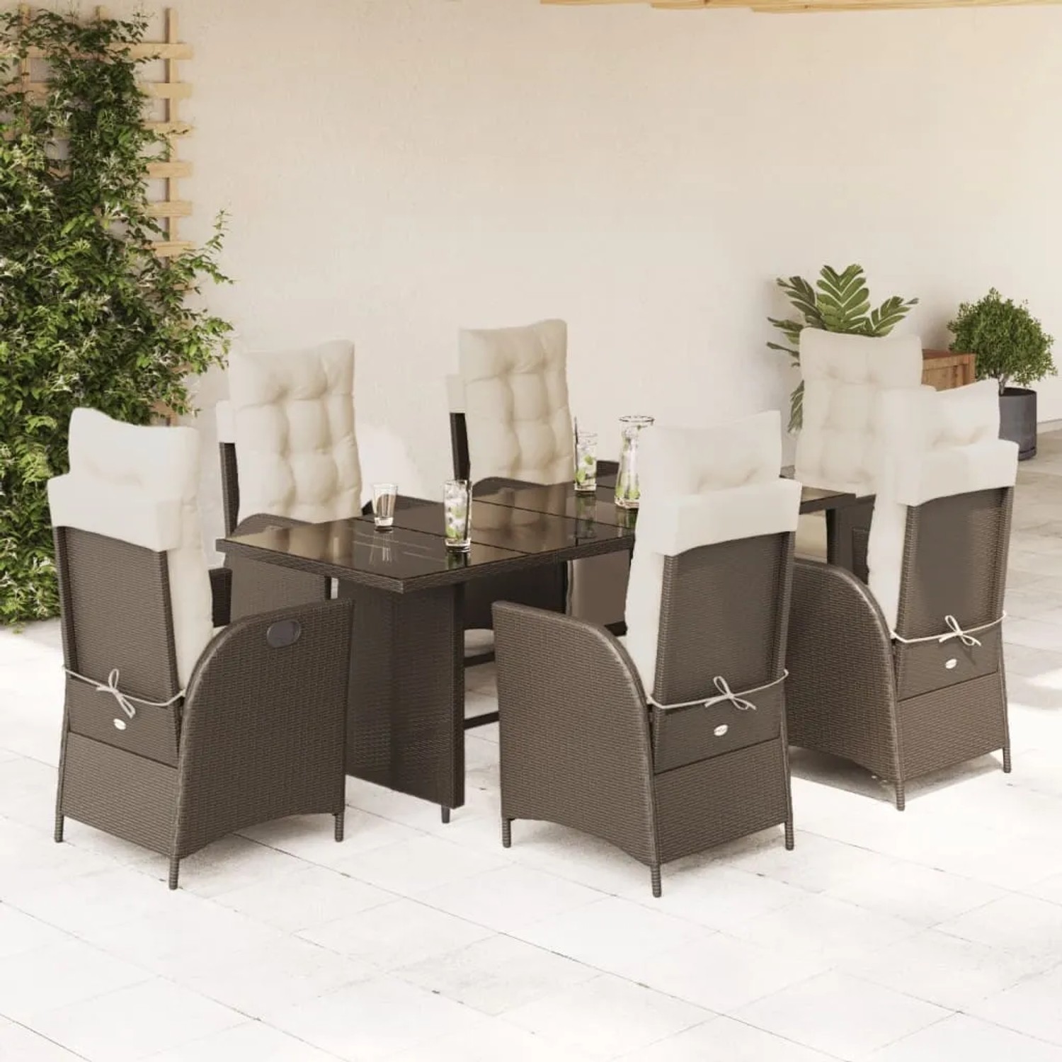 7-tlg. Garten-Essgruppe aus braunem Rattan mit Tisch und Stühlen mit cremefarbenen Kissen.