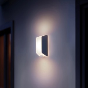 Moderne Steinel Sensor-Außenleuchte L 30 S in Anthrazit an Wand, Licht leuchtet.