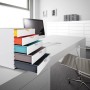 Durable Schubladenbox A4 Varicolor mit 5 Fächern in Gelb, Orange, Türkis, Grau und Blau auf einem Schreibtisch.
