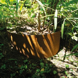 Bellissa Collina Hangpflanzschale aus Cortenstahl zur Hangbefestigung und Bepflanzung im Garten.