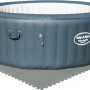 Graues Flowclear Pool-Bodenschutzfliesen-Set (9 Stk.) unter einem aufblasbaren Whirlpool.