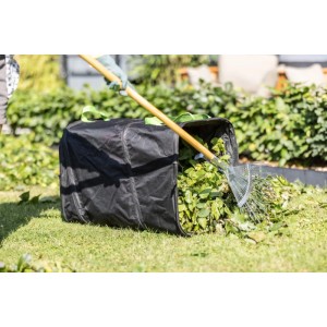 Windhager Gartenbag Square (180 l) beim Befüllen mit Laub. Praktischer Gartenhelfer für Laub und Gartenabfälle.