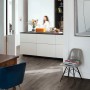 Verlegter Egger Aqua-Laminatboden EL2078 NatureSense Loja Eiche Grau im Wohnraum.