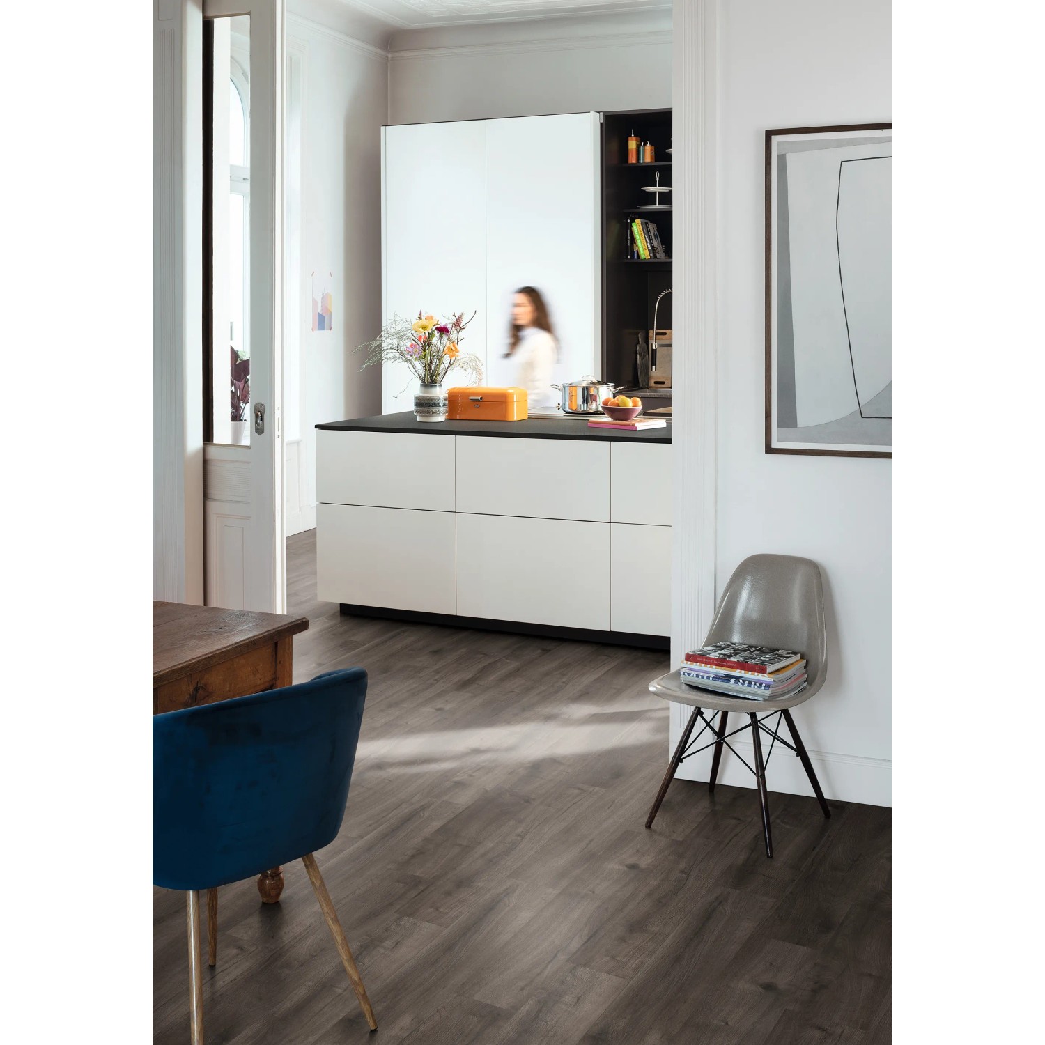 Verlegter Egger Aqua-Laminatboden EL2078 NatureSense Loja Eiche Grau im Wohnraum.