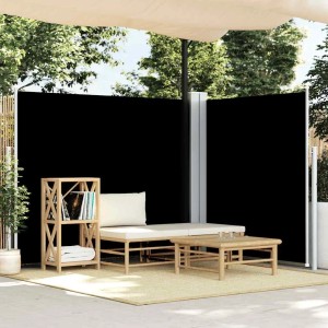 Ausgezogene, schwarze furnicato Seitenmarkise 180x600 cm auf Terrasse mit Möbeln.