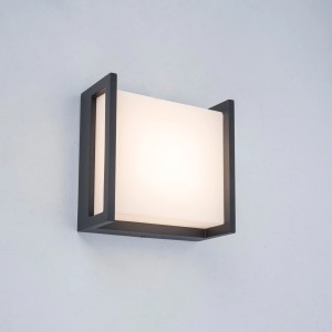 Quadratische Lutec LED-Außenwandleuchte Qubo klein mit warmweißem Licht.