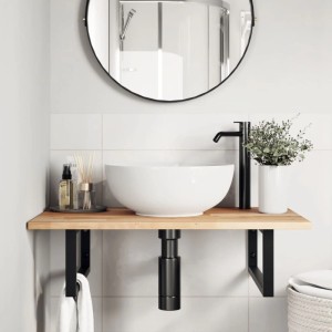 Unbehandelte Akazien Massivholz Waschtischplatte in einem modernen Badezimmer mit weißem Waschbecken und schwarzem Wasserhahn.