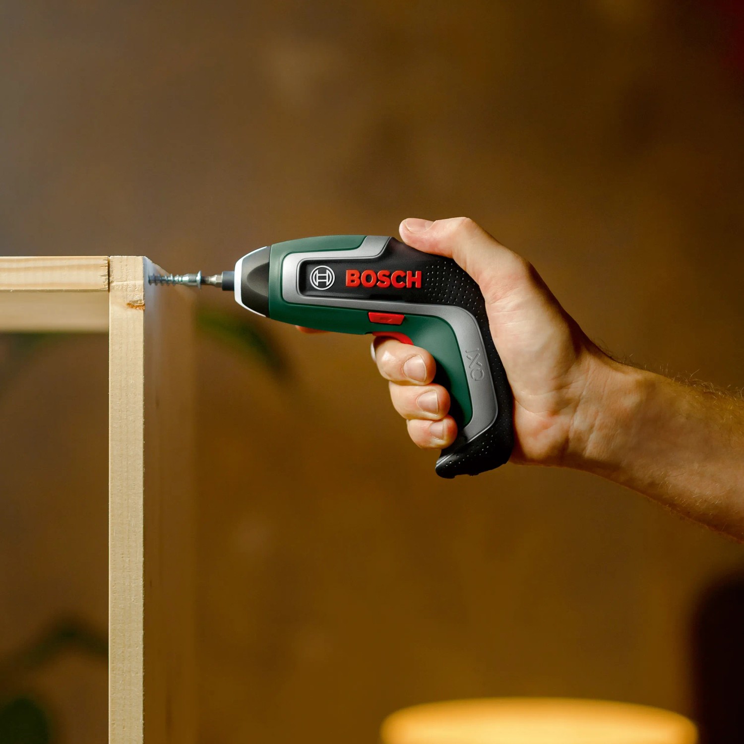 Bosch IXO 7 Akkuschrauber beim Schrauben in Holz. Inkl. Akku, Ladekabel, Box & Aufsätze.