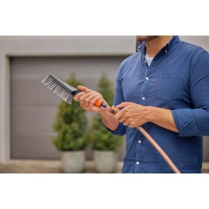 Gardena Cleansystem Handbürste Soft M mit Schlauchanschluss in Aktion.