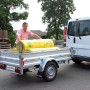 Stema Anhänger Variolux 850 mit Stützrad und Diebstahlsicherung, beladen mit gelber Dämmwolle.