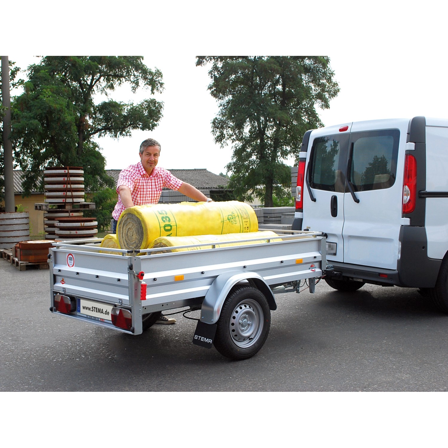 Stema Anhänger Variolux 850 mit Stützrad und Diebstahlsicherung, beladen mit gelber Dämmwolle.
