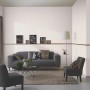 Wohnraum mit Erismann Vliestapete Versailles Celeste helltaupe an der Wand.