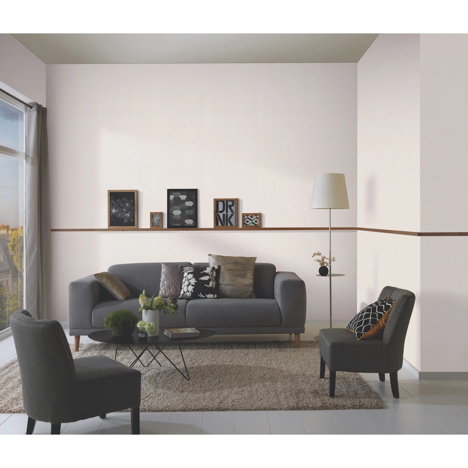 Wohnraum mit Erismann Vliestapete Versailles Celeste helltaupe an der Wand.