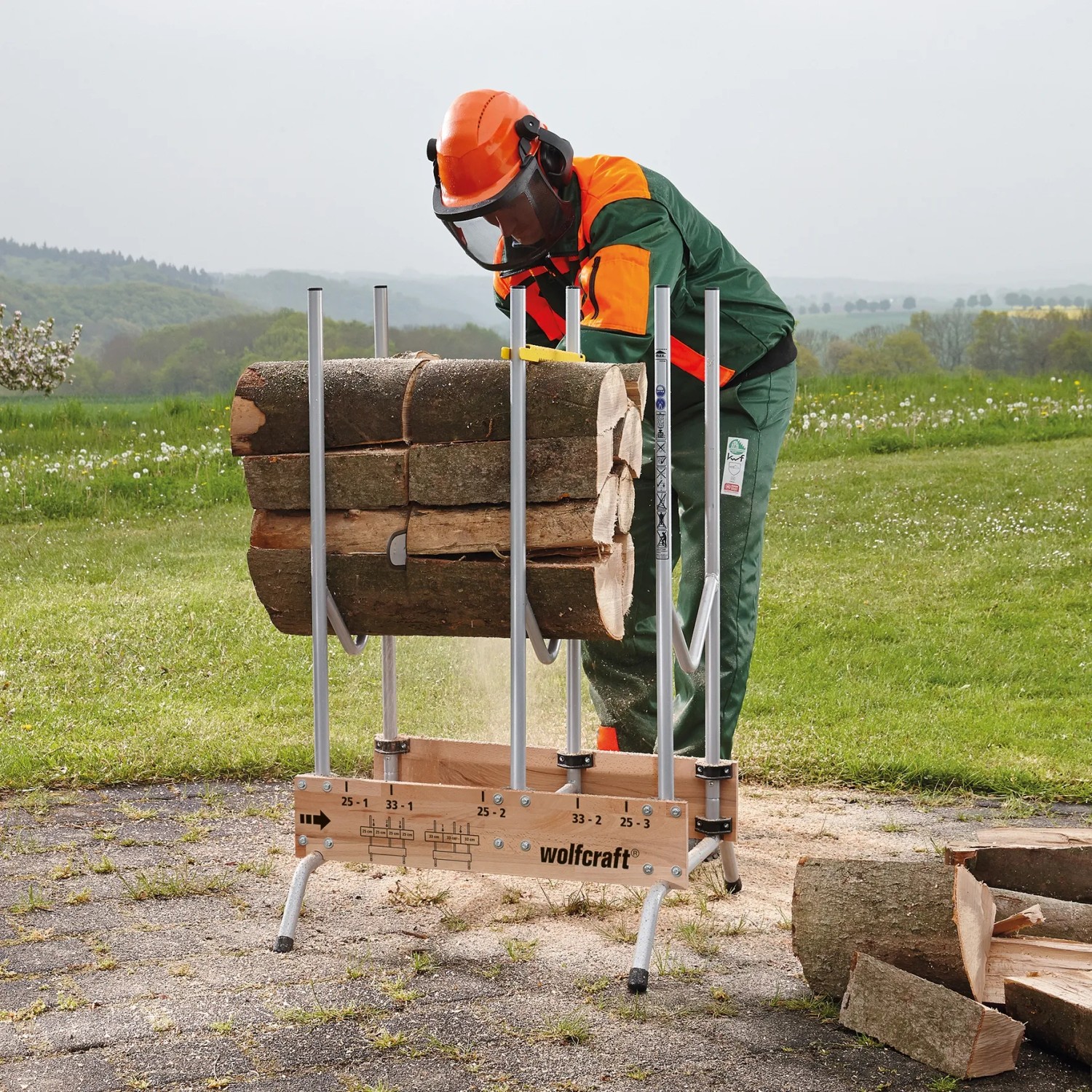 Wolfcraft Sägebock FSC® mit Holzstamm und Arbeiter in Schutzkleidung beim Sägen.