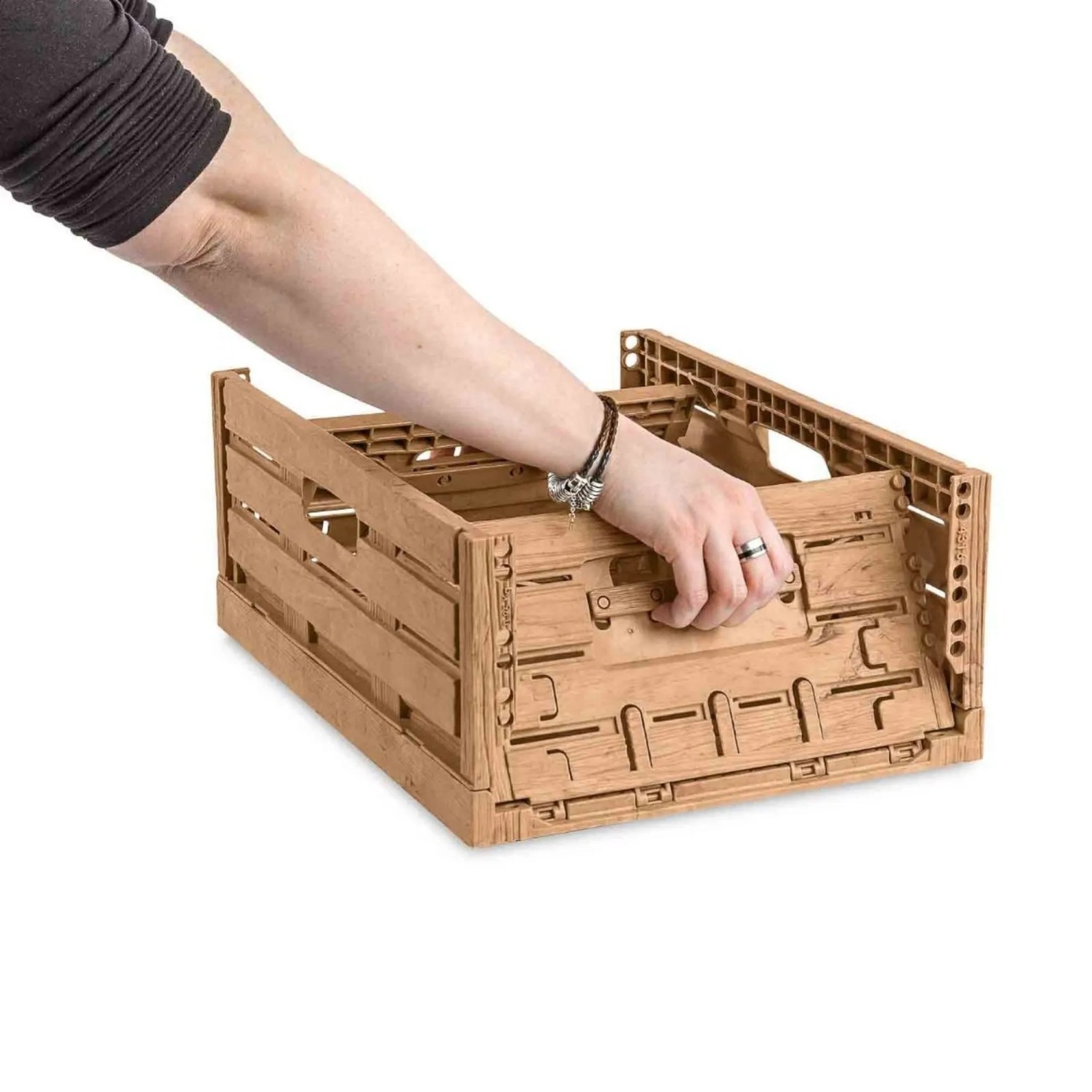 Braune PROREGAL Klappbox Active Lock im Holzdekor, 16,5x30x40cm, wird von einer Hand bedient.